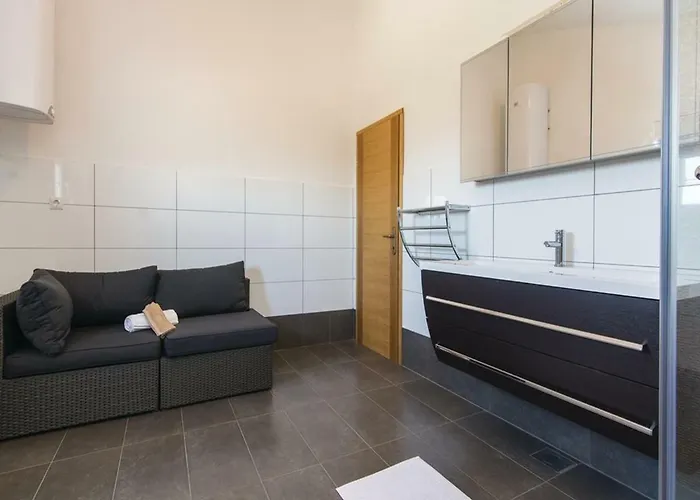 Villa Laura With Pool, Budak, Zadar County *