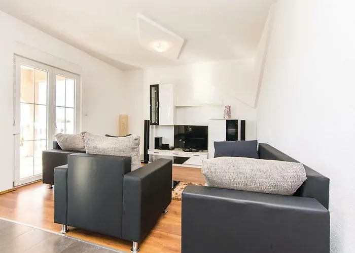 Villa Laura With Pool, Budak, Zadar County *